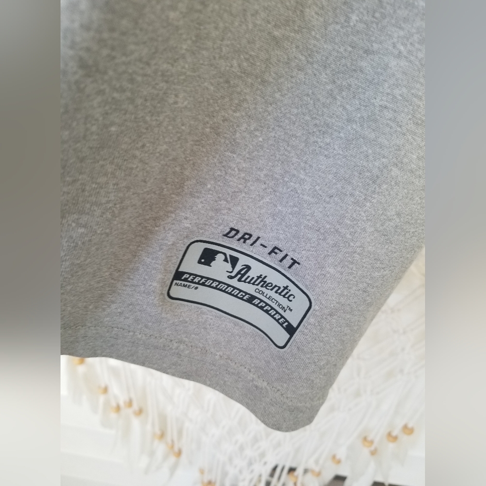 Nike YANKEES Gray & Navy Tee Size Small Worn Once - Picture 2 of 2
